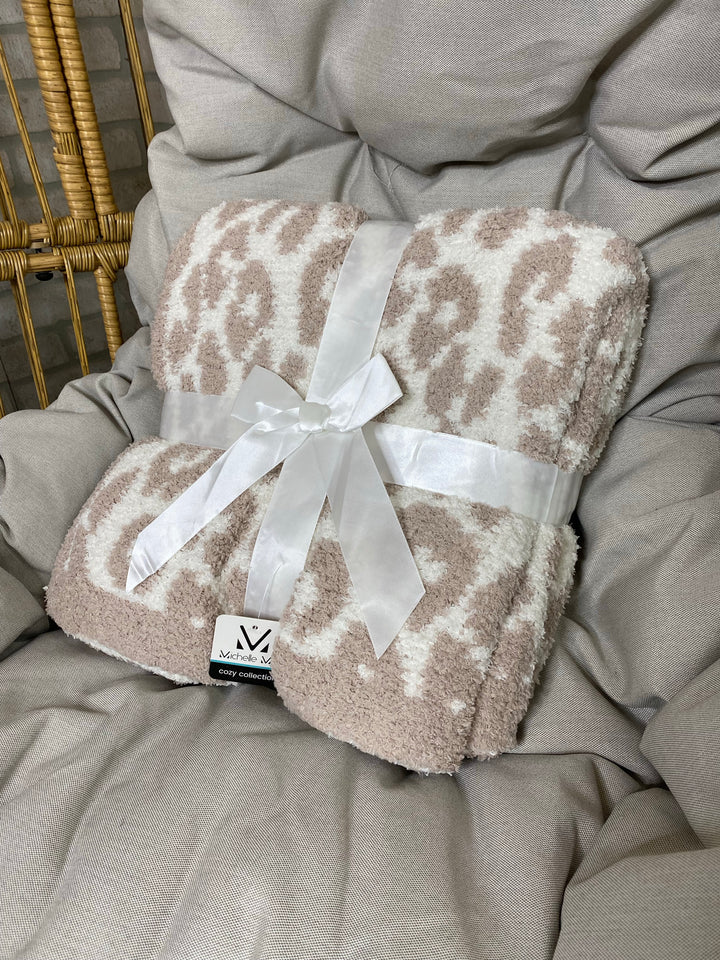 DOORBUSTER | Plush and Fuzzy Blanket - Ivory with Tan Leopard